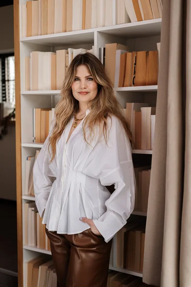 Mieke zit ontspannen bij het raam