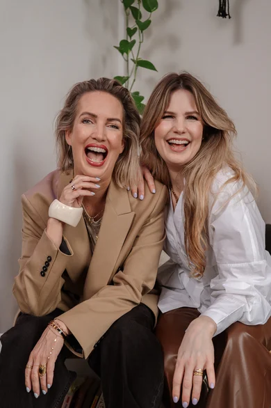 Judith en Mieke samen lachend