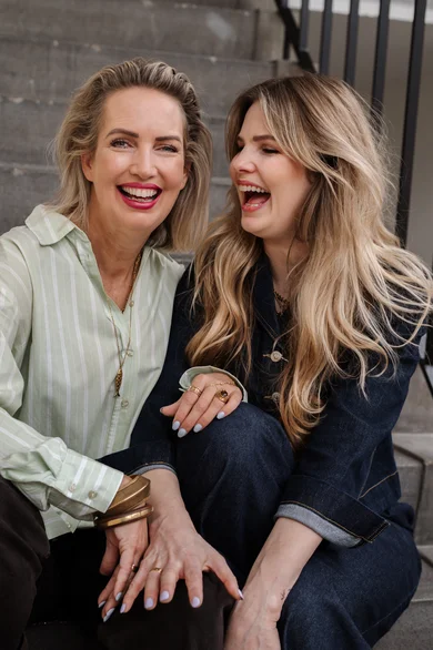 Judith en Mieke lachend