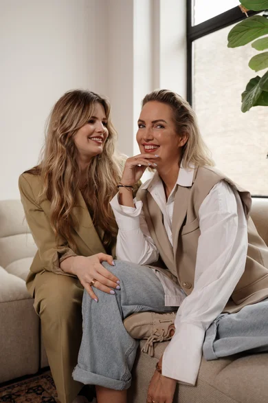 Judith en Mieke zij aan zij