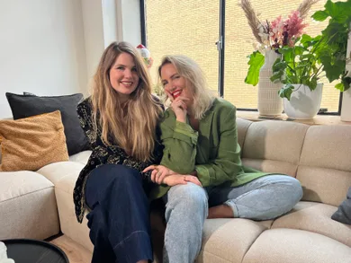 Judith en Mieke samen op de bank