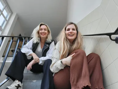 Judith en Mieke samen op de trap