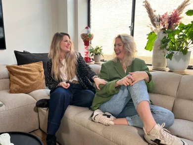 Judith en Mieke lachen samen