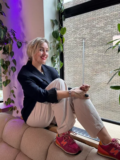 Mieke zit ontspannen bij het raam