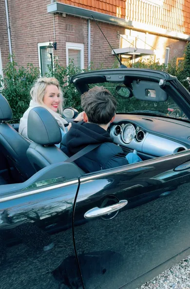 Mieke samen met haar zoon onderweg