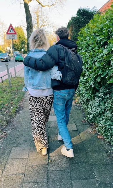 Mieke wandelt met haar tienerzoon