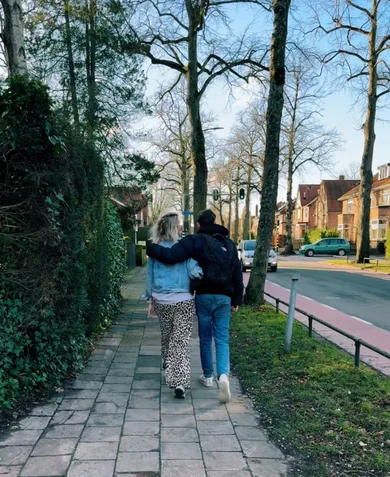 Mieke wandelt met haar zoon Josh