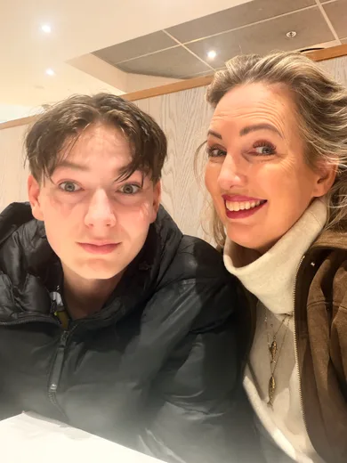 Moeder en zoon selfie