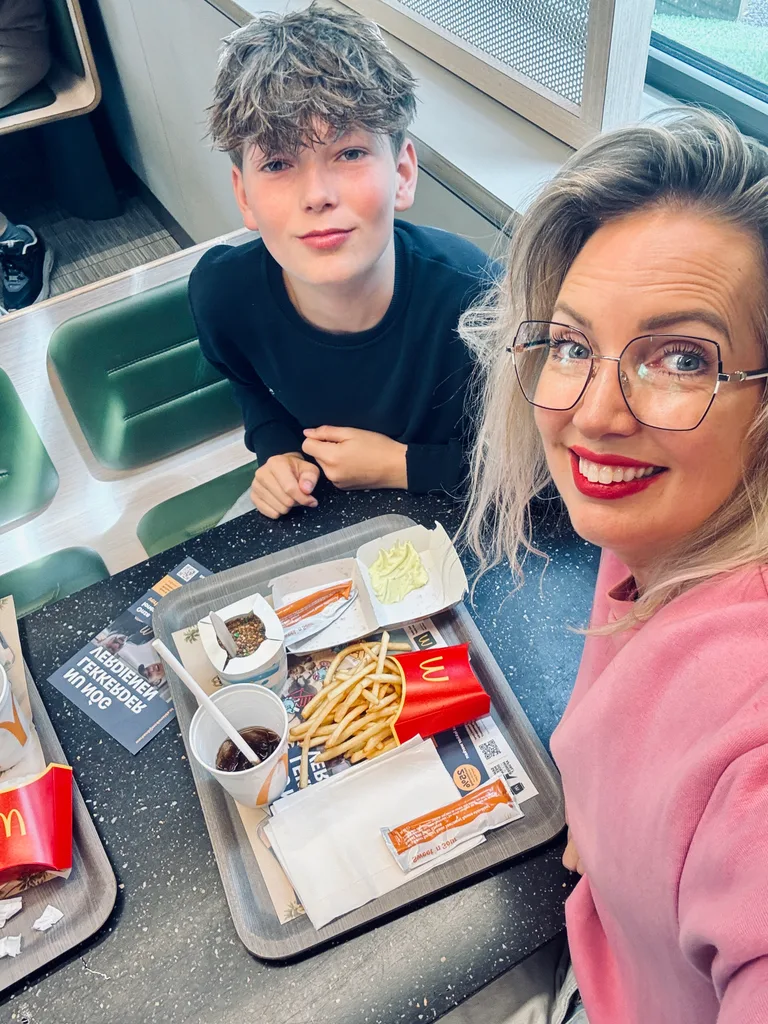 Moeder en zoon in restaurant
