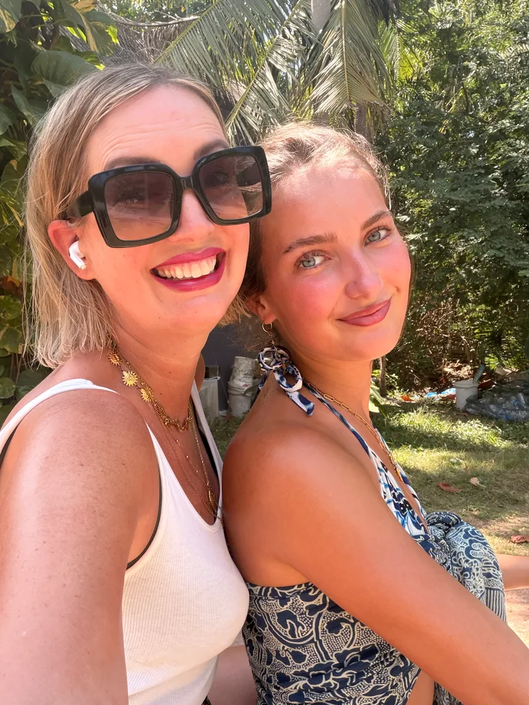 Tieners genieten van de zomer