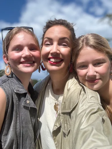 Vriendinnen lachend samen