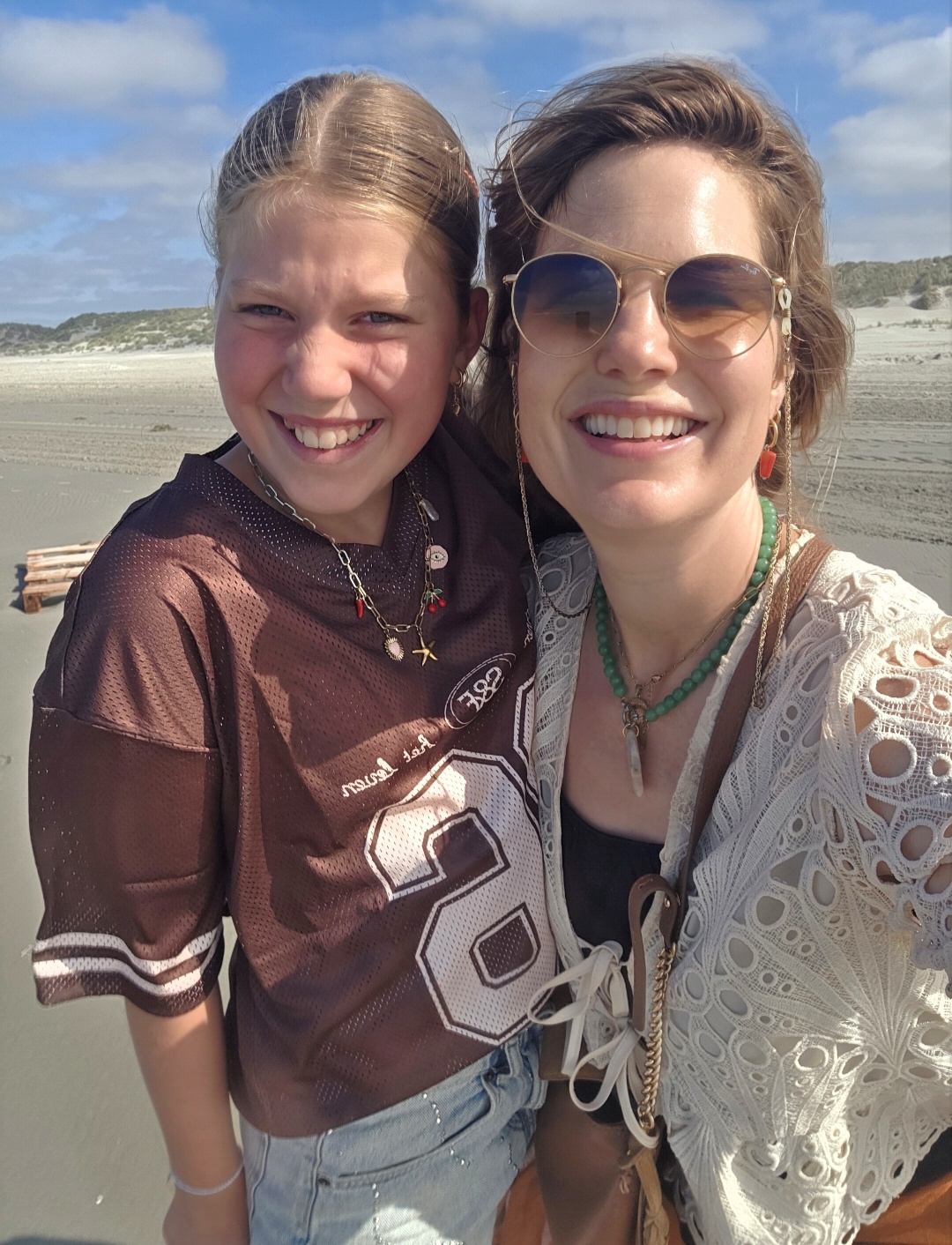Judith met haar dochter op het strand